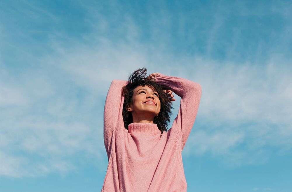 vrouw met hoofd in wolken