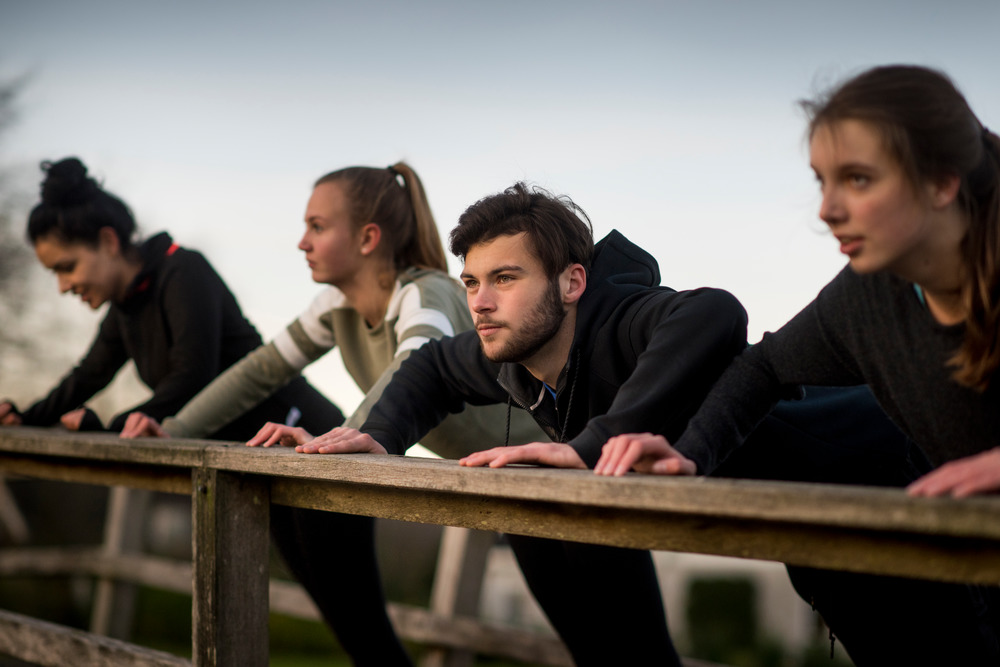 vier mensen aan het sporten