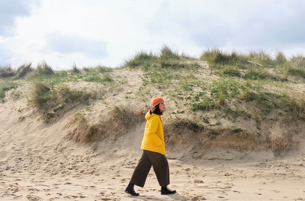 vrouw wandelen duinen