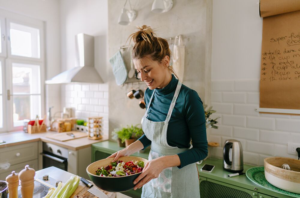 Vrouw kookt in keuken