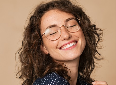 Lachende vrouw met bril